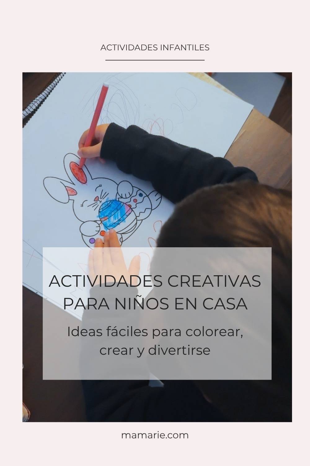 Niño coloreando en casa como actividad creativa para hacer con niños