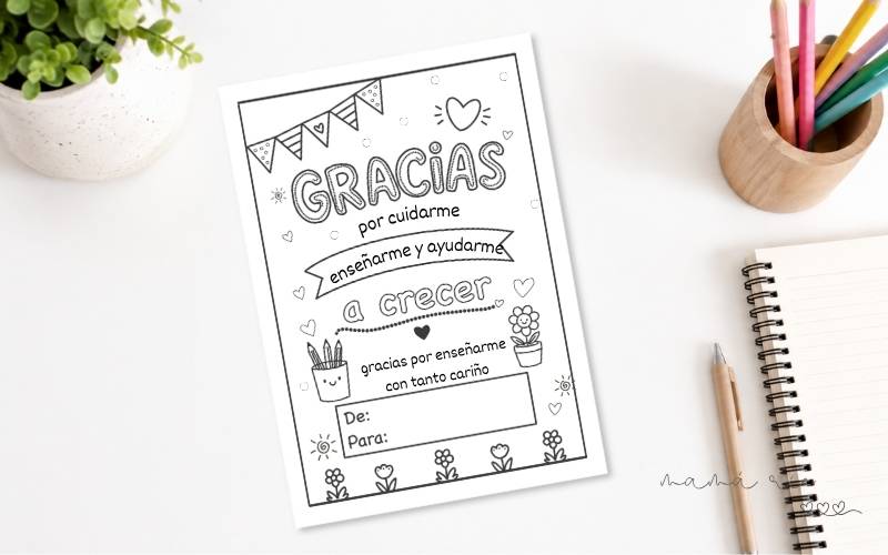 Tarjeta imprimible para regalar a una maestra de infantil colocada sobre un escritorio blanco