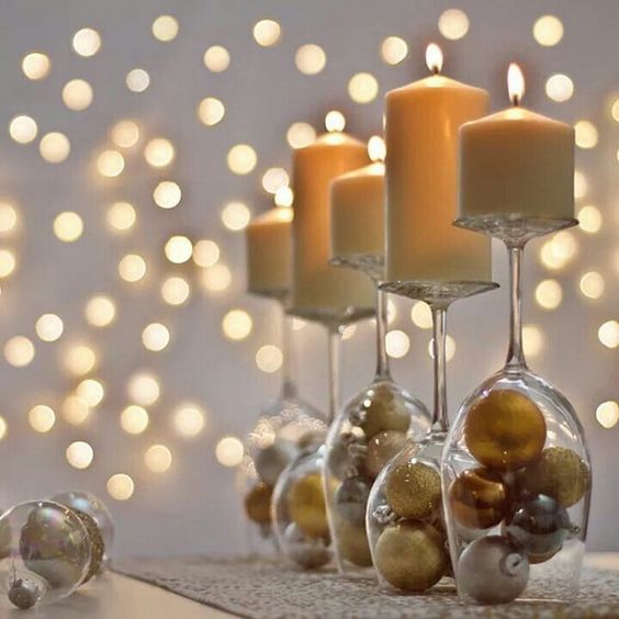 Centros de navidad elegantes hechos con copas