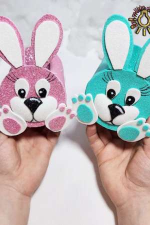 conejo de pascua con orejas largas de cartulina en rollo reciclado