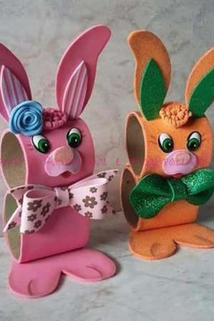 conejo de pascua con ojos móviles hecho con rollo de papel higiénico