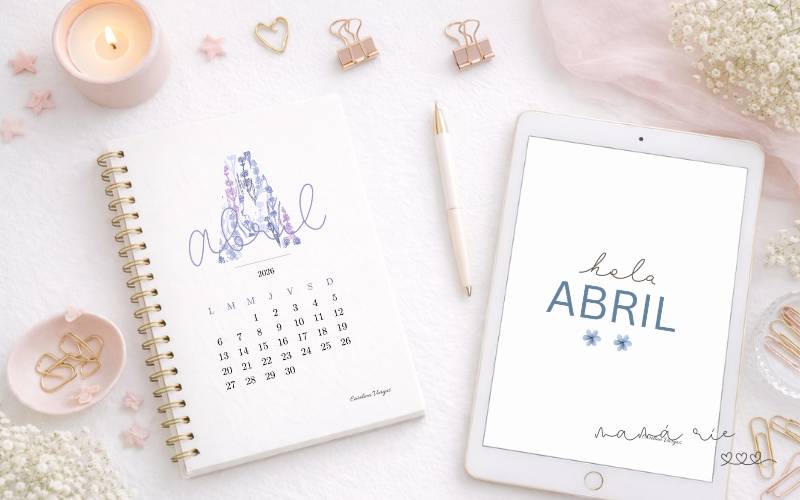 Portadas de abril 2026 imprimibles para agenda y planner en escritorio con libreta e iPad en tonos suaves