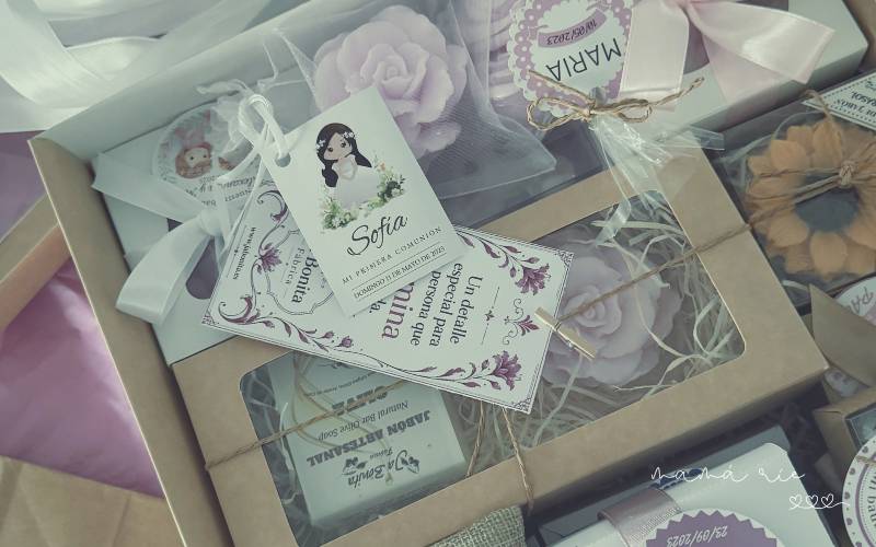 Caja con jabones personalizados preparados como detalles para invitados de una comunión