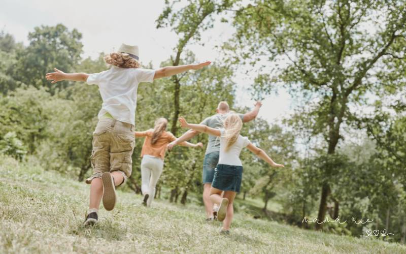 Niños disfrutando del verano con ropa cómoda y fresca para los días de calor