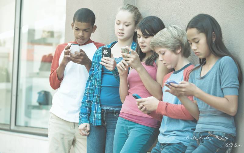 Adolescentes utilizando sus teléfonos móviles durante una actividad al aire libre